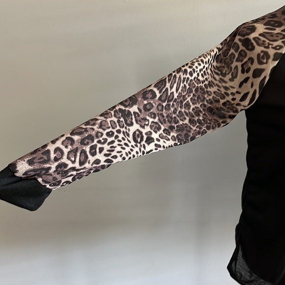Unknown brand baseball long sleeve black w/leopard sleeves. Size XL c/b s-m - Picture 2 of 5